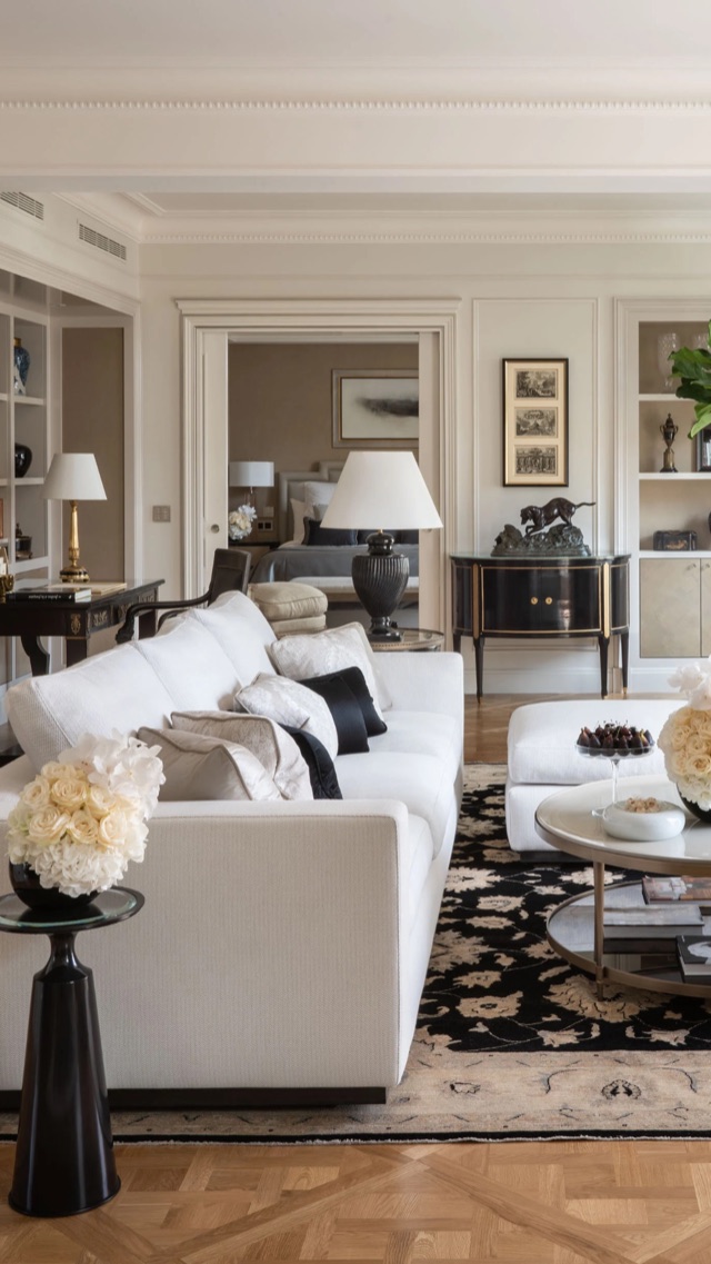 A Parisian palace-hotel salon